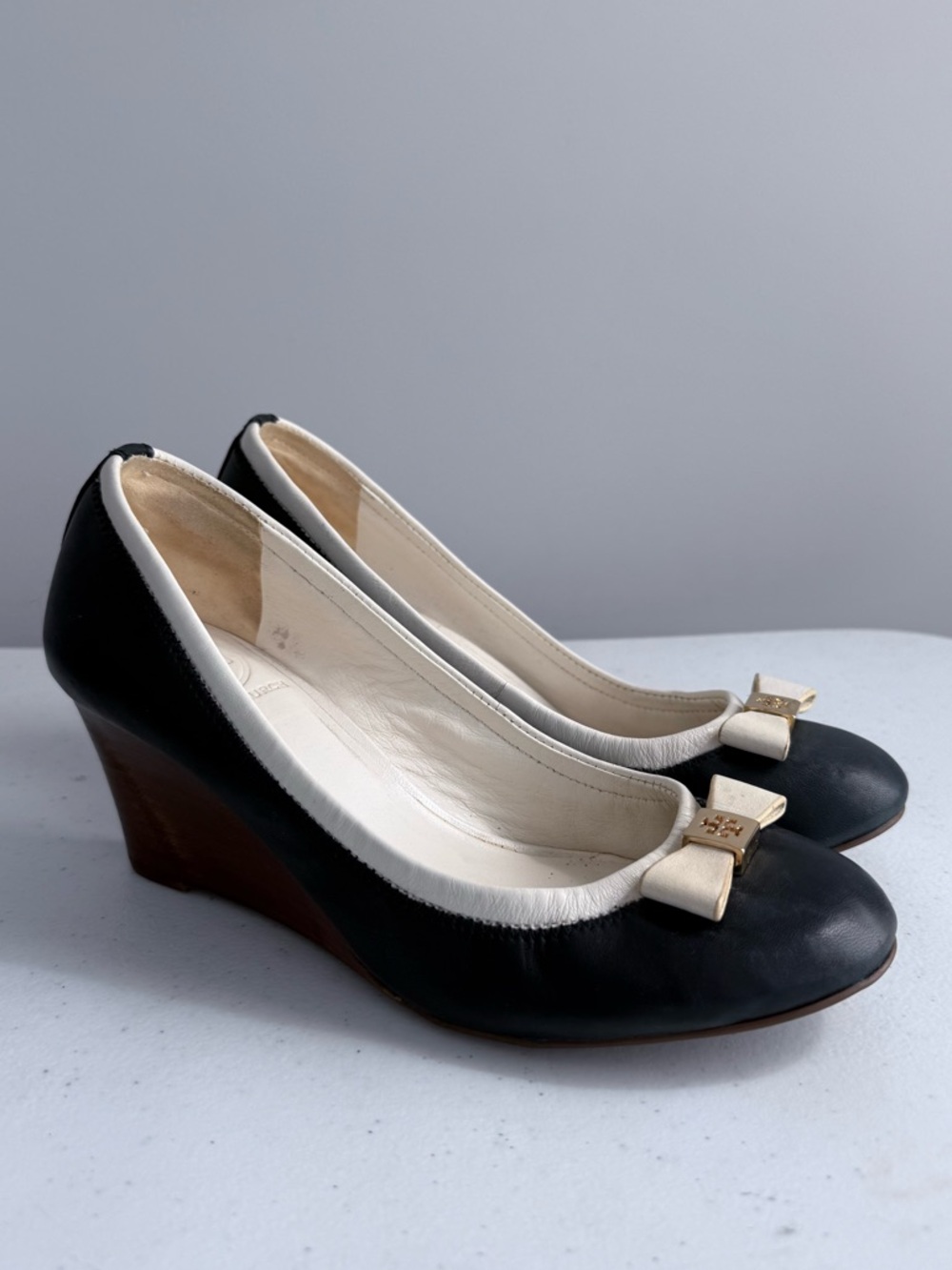 Tory Burch Shoes Sally Two Tone Leather Wedge Pumps Navy Ivory 6.5 / 36.5 Preppy - Picture 4 of 16